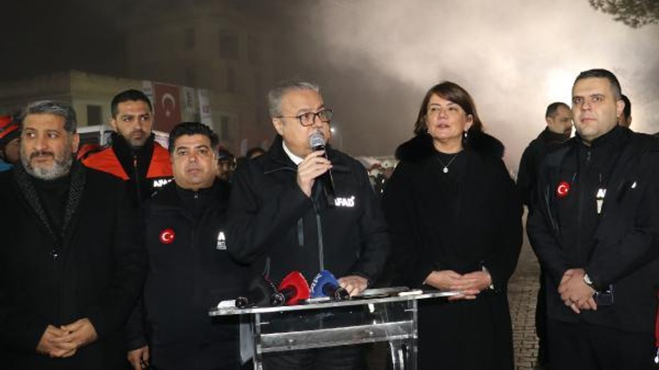 Diyarbakır’da depremde ölenler için Galeria Sitesi’nin enkazının kaldırıldığı alanda anma (2)