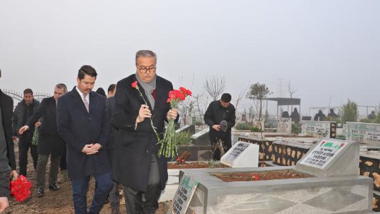 Diyarbakır’da depremde ölenler için Galeria Sitesi’nin enkazının kaldırıldığı alanda anma (3)
