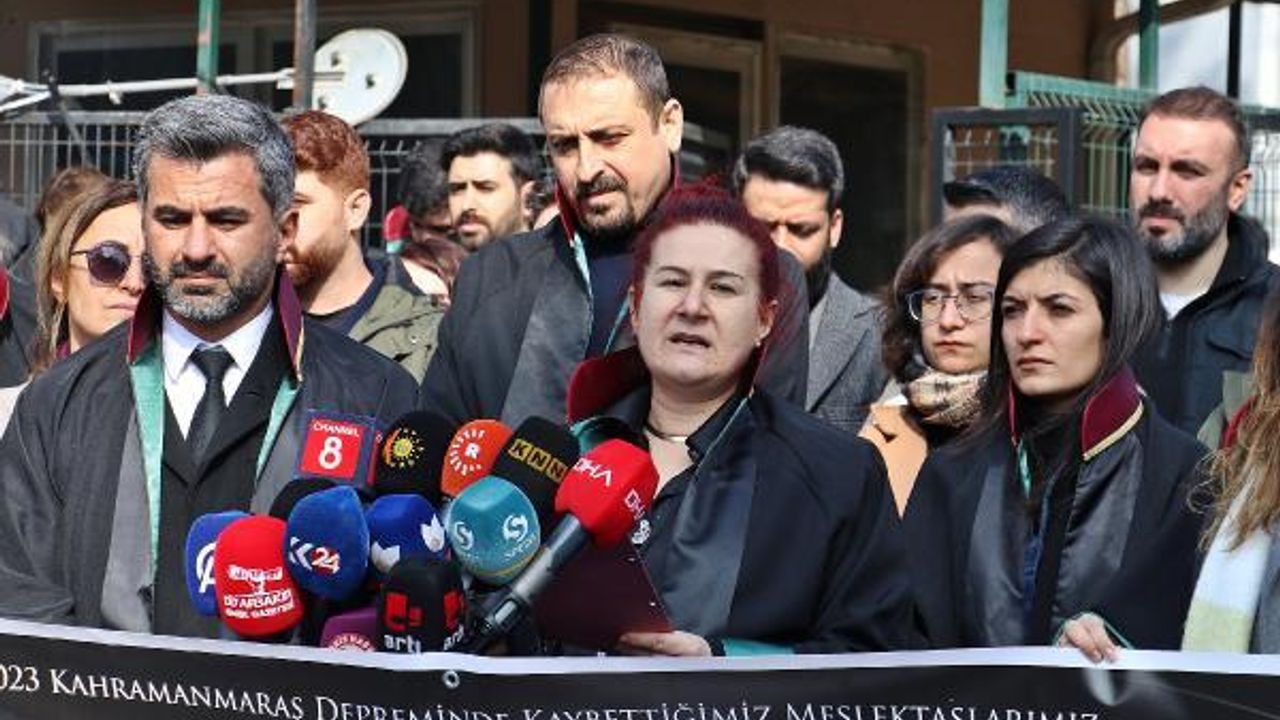 Diyarbakır’da depremde ölenler için Galeria Sitesi’nin enkazının kaldırıldığı alanda anma (4)