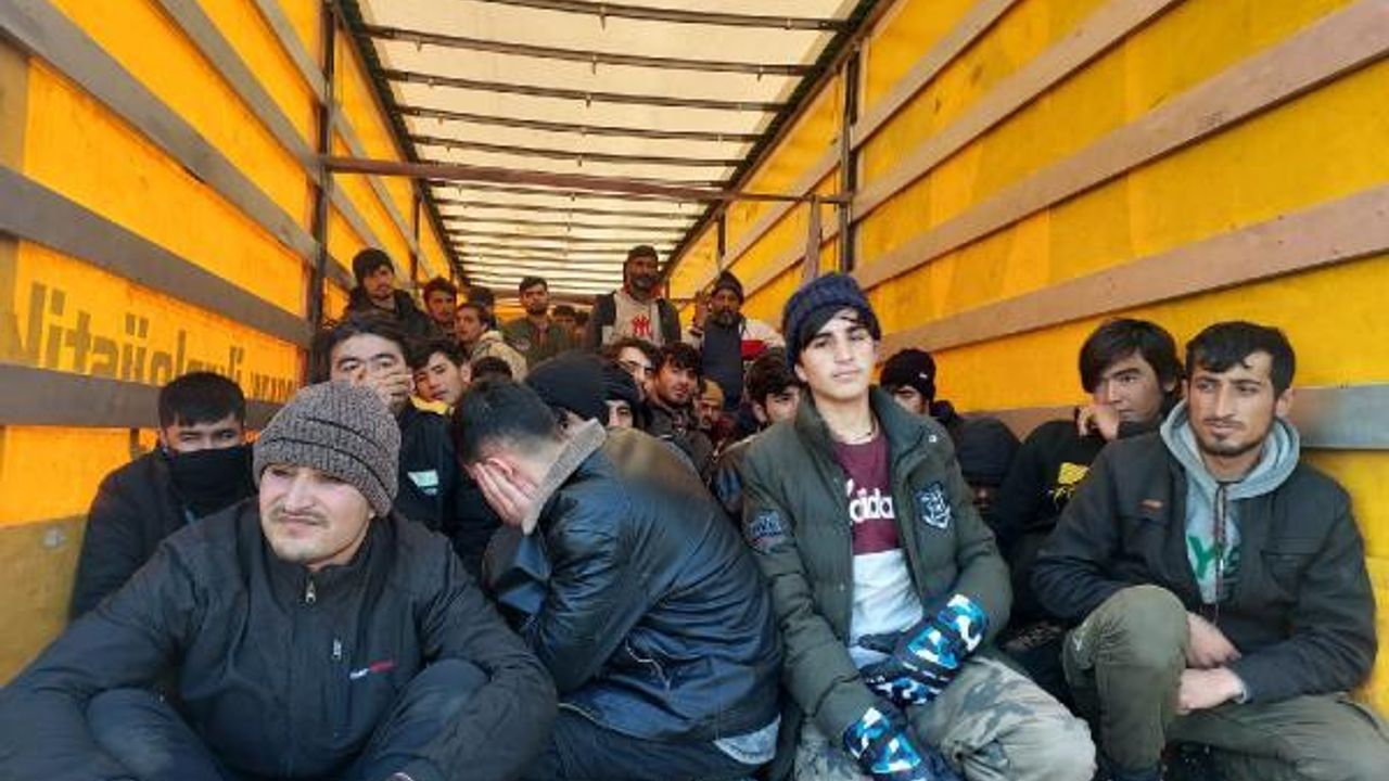 Diyarbakır'da TIR dorsesinde 72 kaçak göçmen yakalandı; organizatör gözaltına alındı