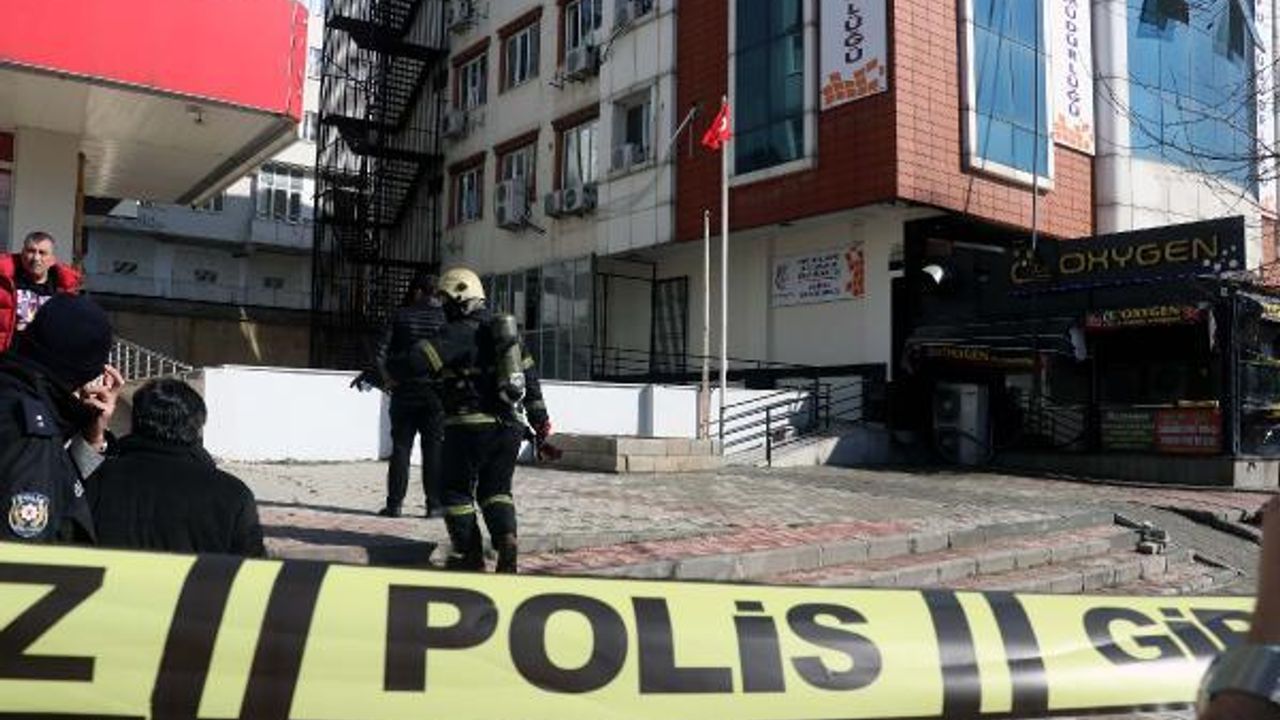 Gaziantep Tapu ve Kadastro Müdürlüğü binasının terasında çıkan yangın kontrol altına alındı