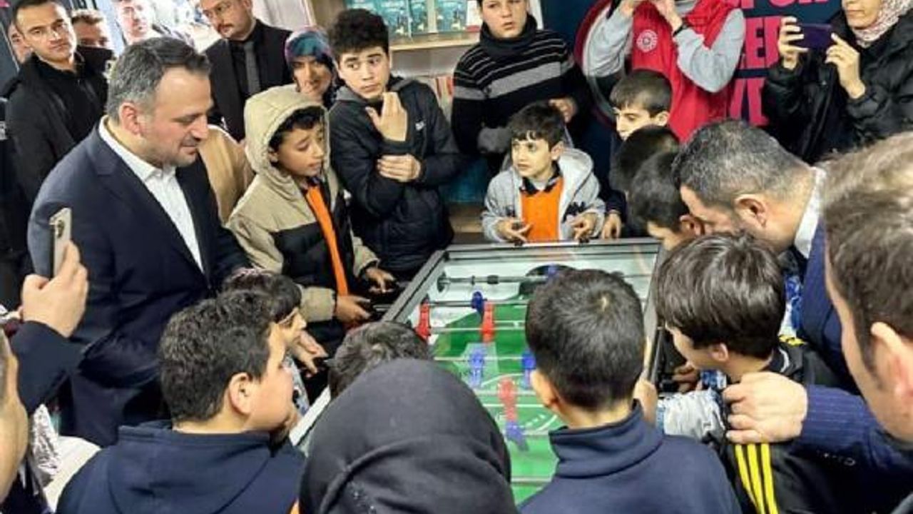 Gençlik ve Spor Bakan Yardımcısı Eminoğlu, deprem bölgesinde  gençlerle buluştu