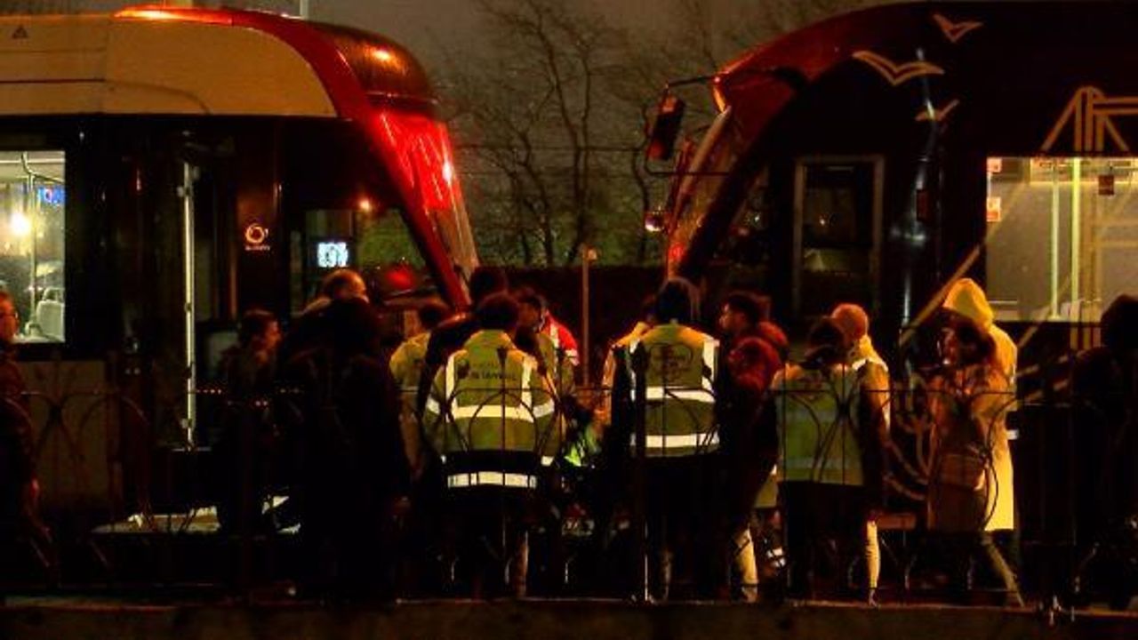 (Geniş haber)-Zeytinburnu'nda iki tramvay çarpıştı: vatman ve 2 yolcu yaralandı