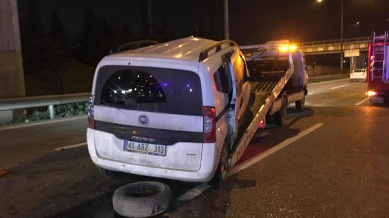 Hafif ticari araç otomobile arkadan çarptı: 4 yaralı