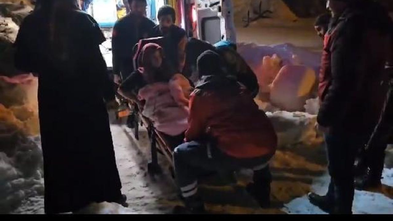Hamile kadını 2,5 kilometre karda yürüyüp önce ambulansa, sonra da hastaneye ulaştırdılar