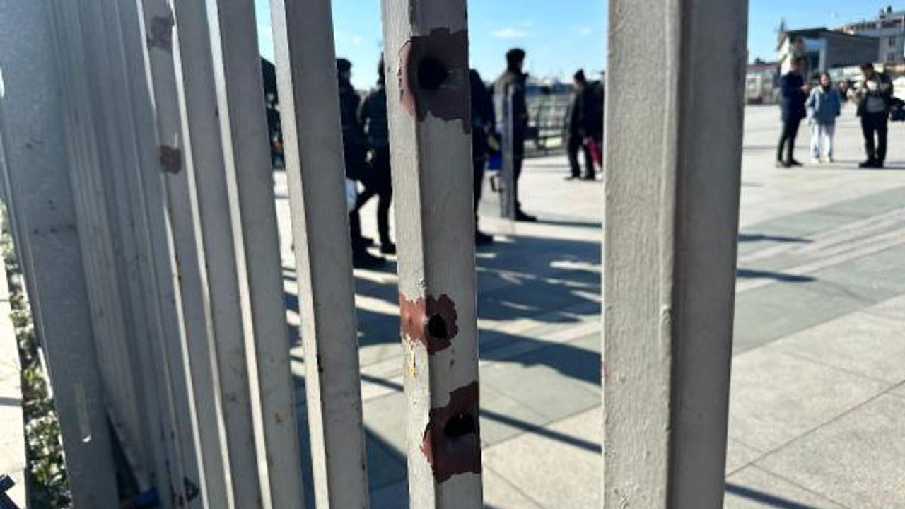 İstanbul Adalet Sarayı'ndaki saldırının izleri demir kapıda