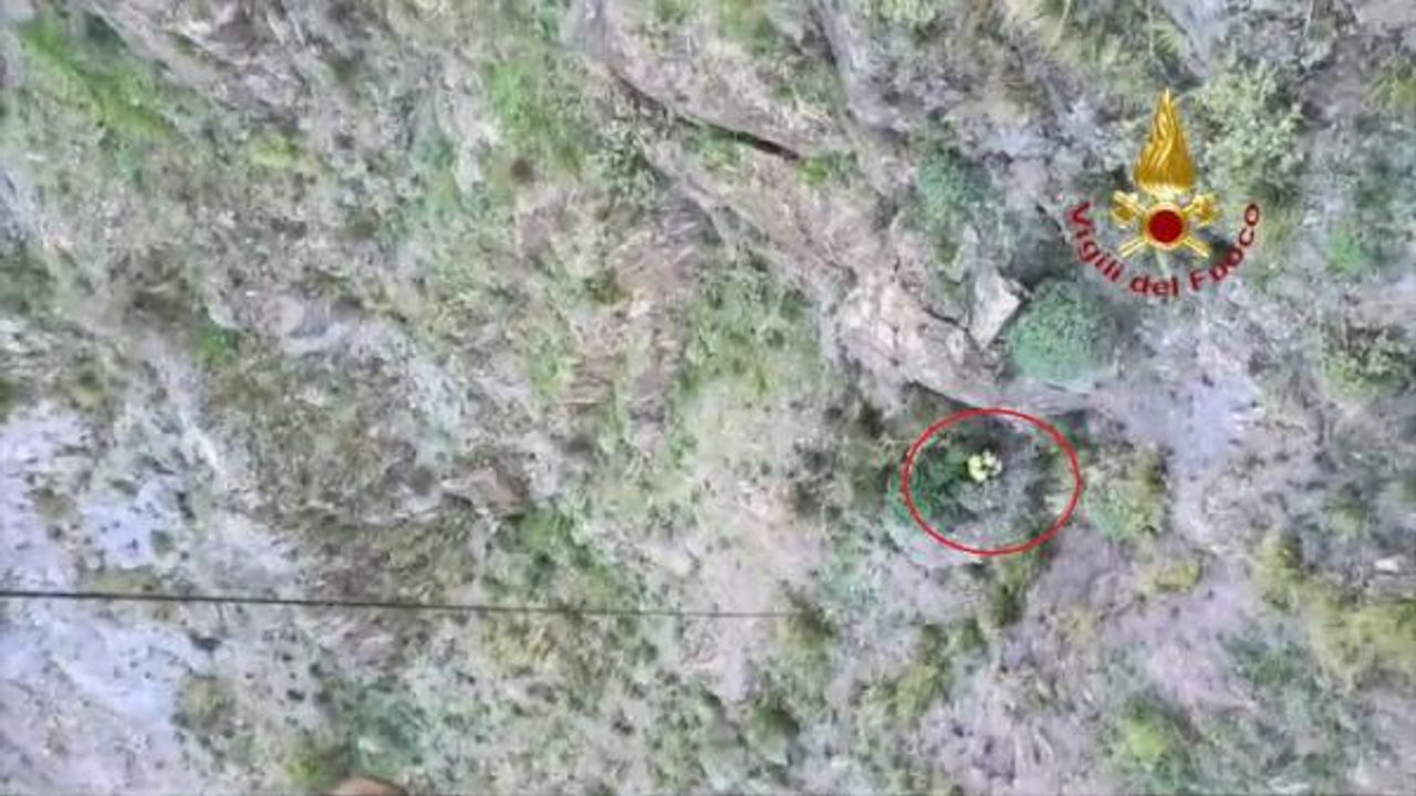 İtalya'da sarp yamaçta mahsur kalan dağcı helikopterle kurtarıldı