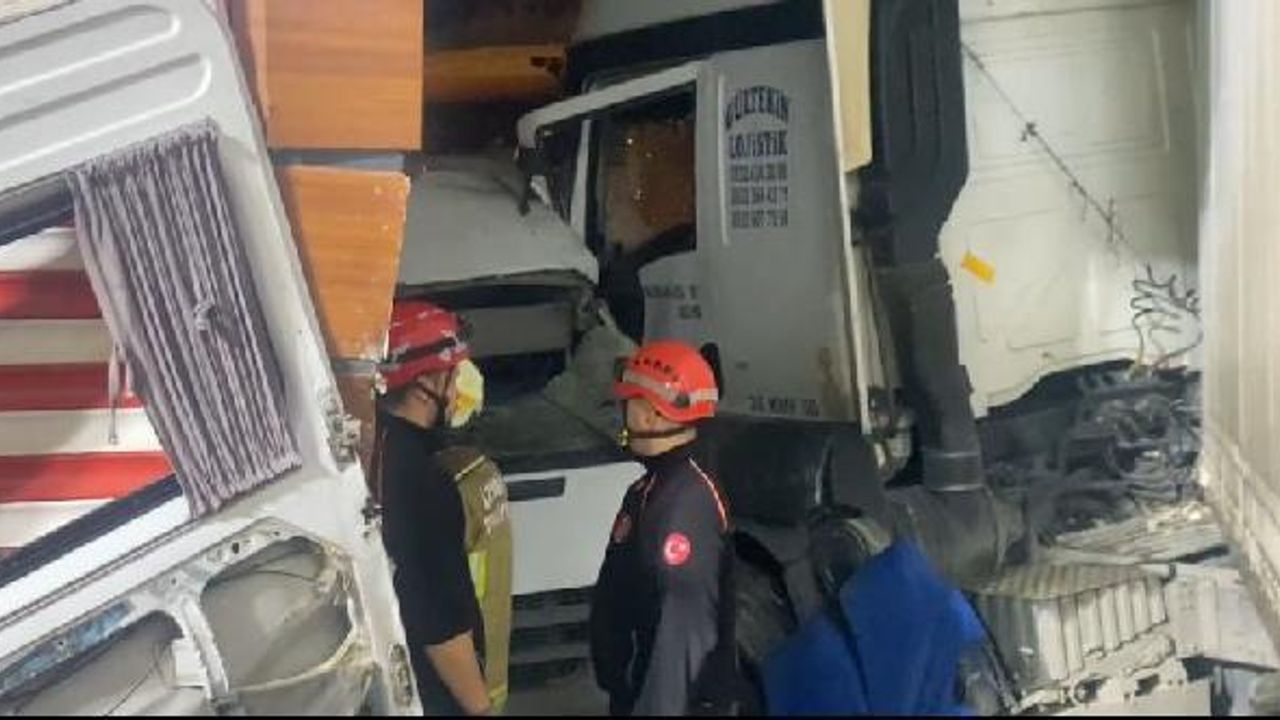 İzmir'de fabrika işçilerinin taşındığı servis minibüsü ile TIR çarpıştı: 2 ölü, 15 yaralı(2)
