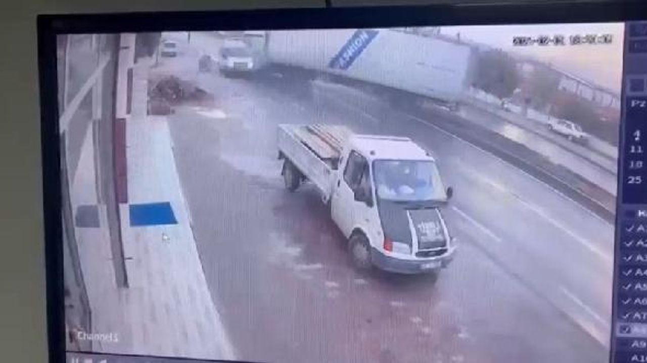 İzmir'de fabrika işçilerinin taşındığı servis minibüsü ile TIR çarpıştı: 3 ölü, 14 yaralı (4)