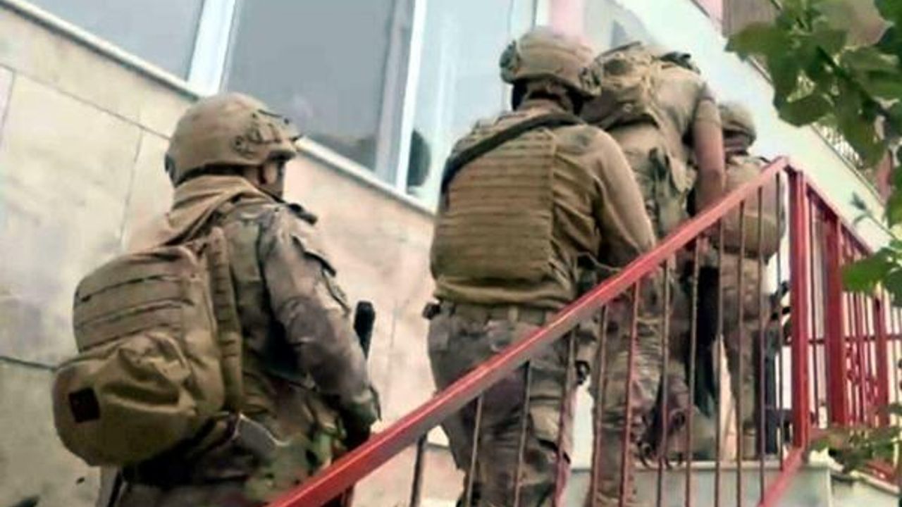 İzmir'de FETÖ operasyonu; 23 gözaltı