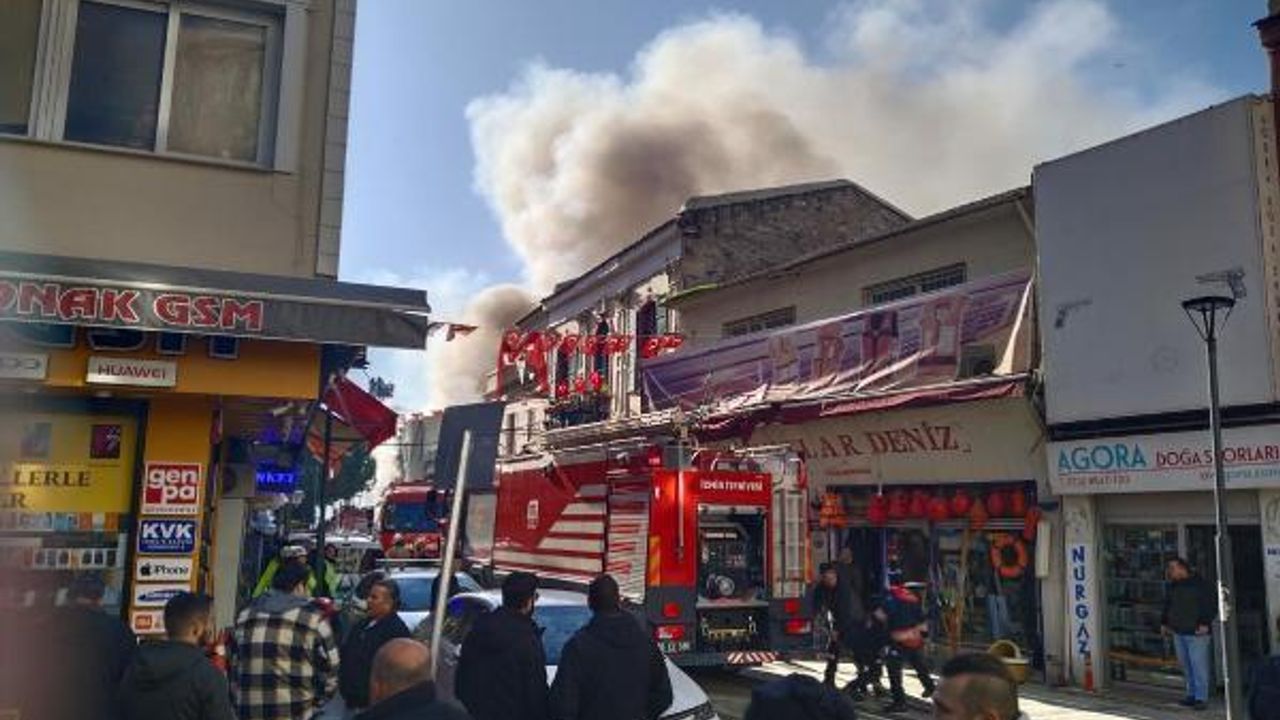 İzmir'de, tarihi Kemeraltı Çarşısı'nda yangın