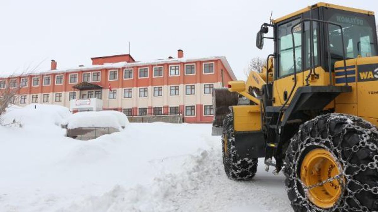 Karlıova’da 25 köy yolu kardan kapandı (2)