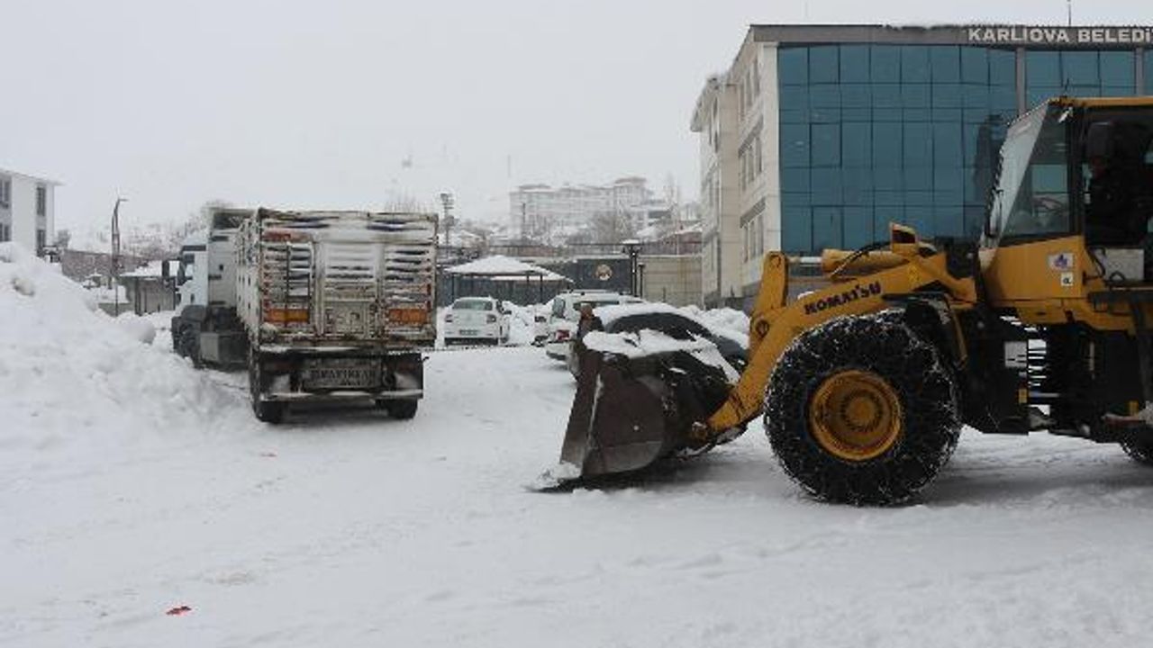 Karlıova’da 25 köy yolu kardan kapandı