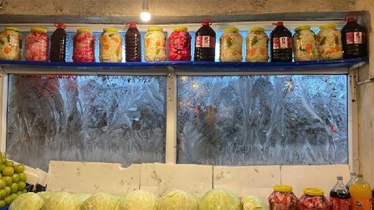Kars'ta iş yerlerinin camları buz tuttu, araçlar brandayla korundu