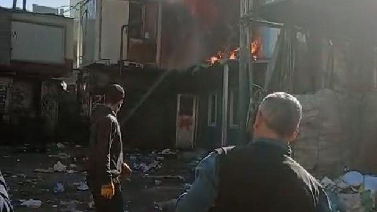 Maltepe'de geri dönüşüm tesisinde işçilerin kaldığı konternerde yangın