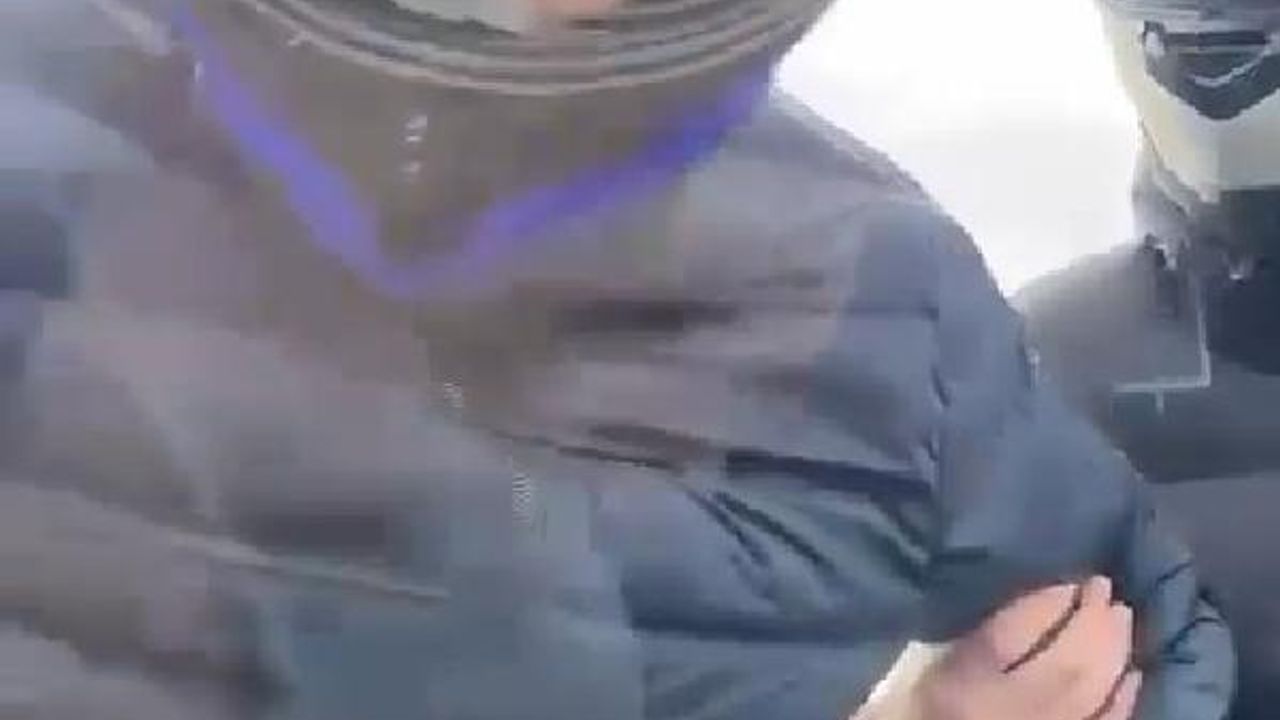 Maltepe'de motosikletli, önünü kestiği otomobili yumrukladı