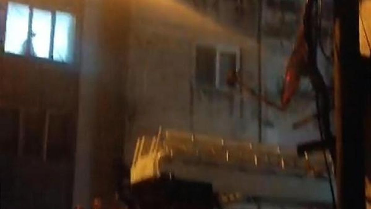 Muğla'da yıldırım düşen apartmanın çatısında yangın çıktı