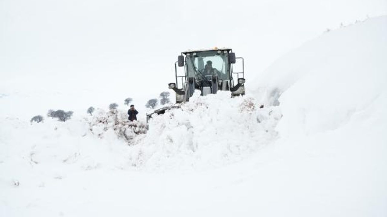 Muş’ta 4 metre karla mücadele