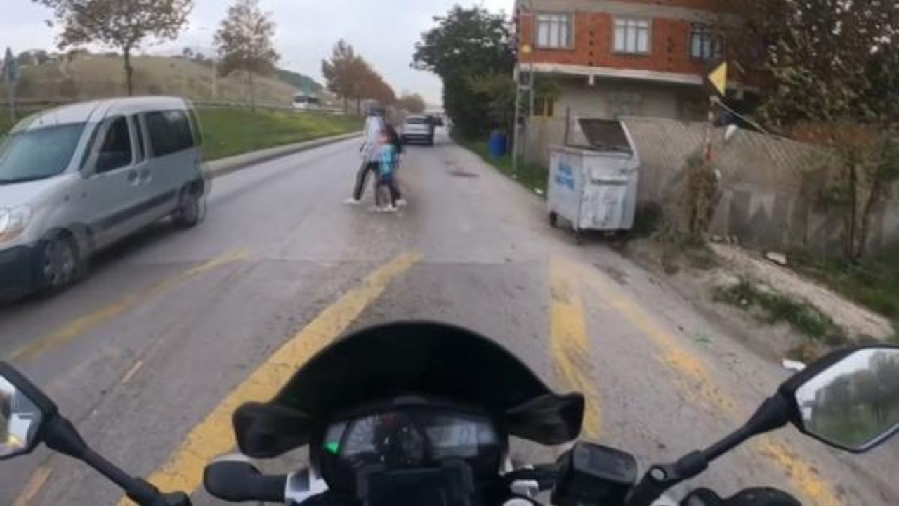 Pendik'te yayalara yol veren motosiklet sürücüsünün önünü kesip yumrukladı
