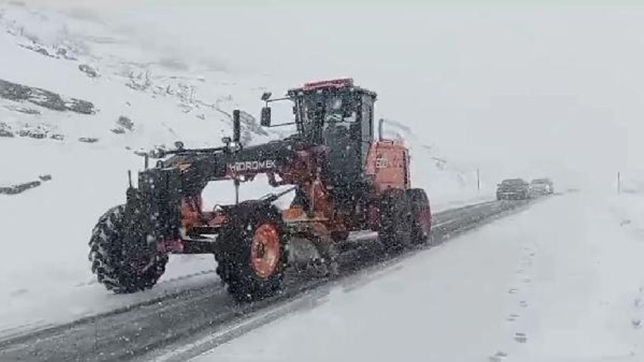 Siirt'te kar nedeniyle yolda kalan 25 araç kurtarıldı