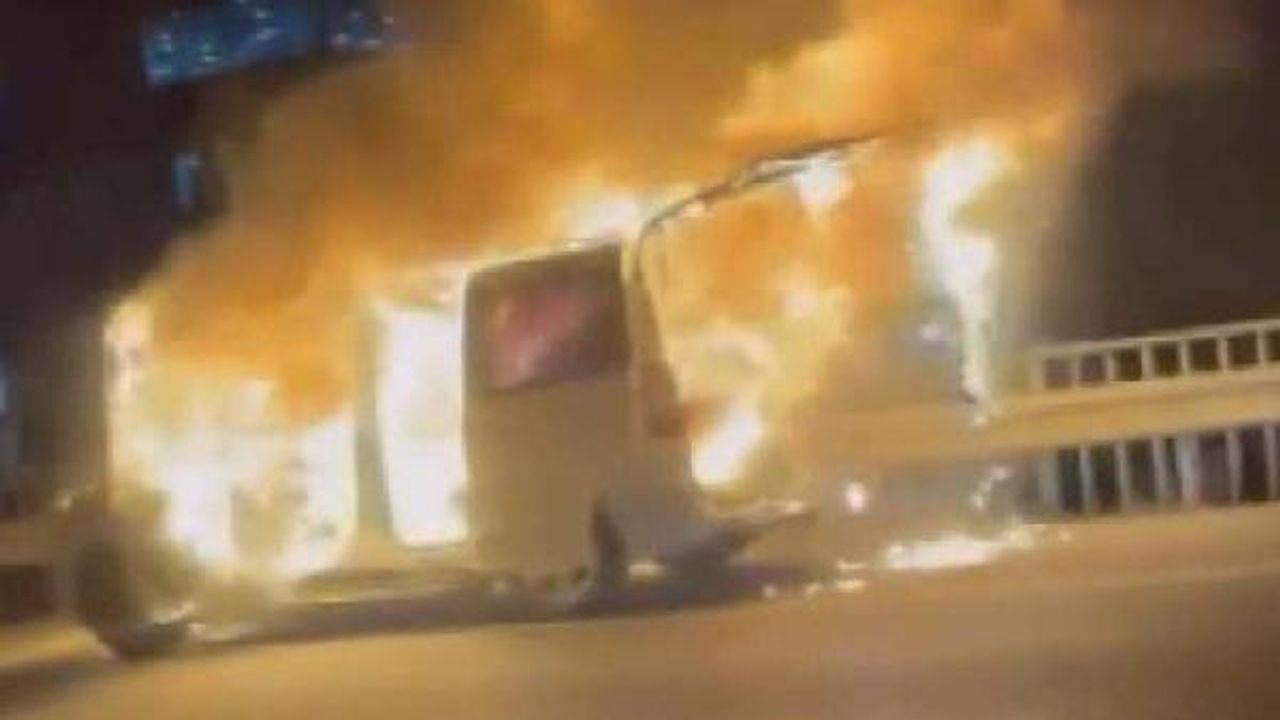 Şişli D-100 Karayolu'nda hafif ticari araç alev alev yandı