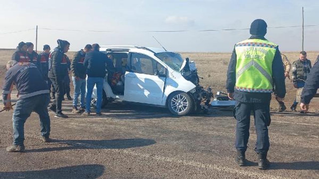 Sivas'ta 2 hafif ticari araç çarpıştı: 1 ölü, 1 yaralı 
