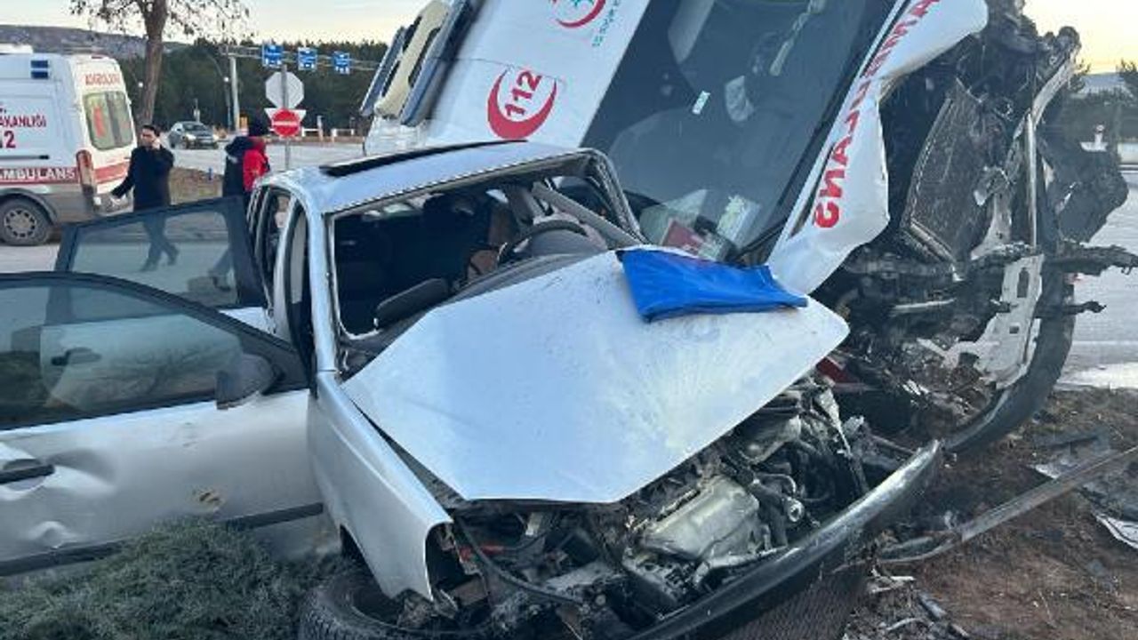 Sivas'ta ambulans ile otomobil çarpıştı: 2'si sağlık personeli 3 yaralı