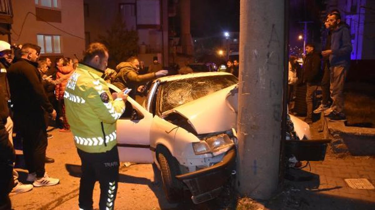 Sivas'ta, beton aydınlatma direğine çarpan otomobildeki 3 kişi yaralandı