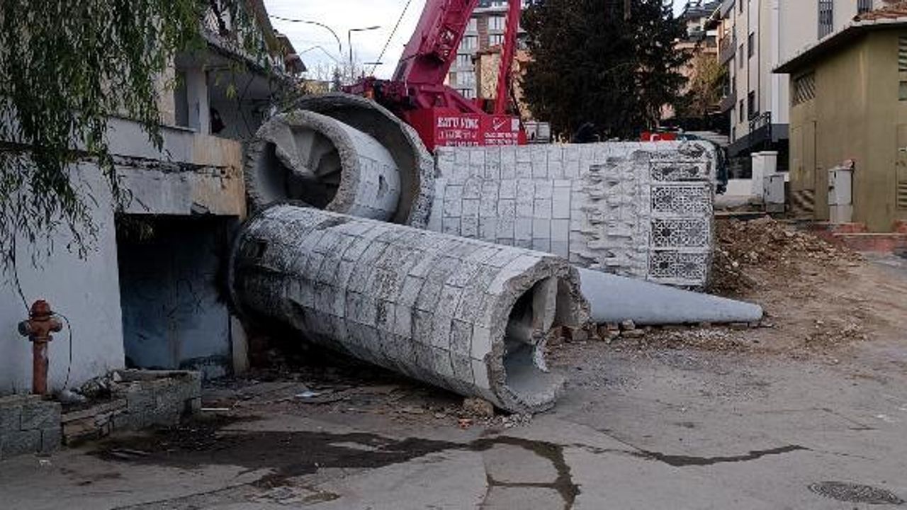 Sultanbeyli'de riskli olduğu belirlenen caminin yıkımına başlandı