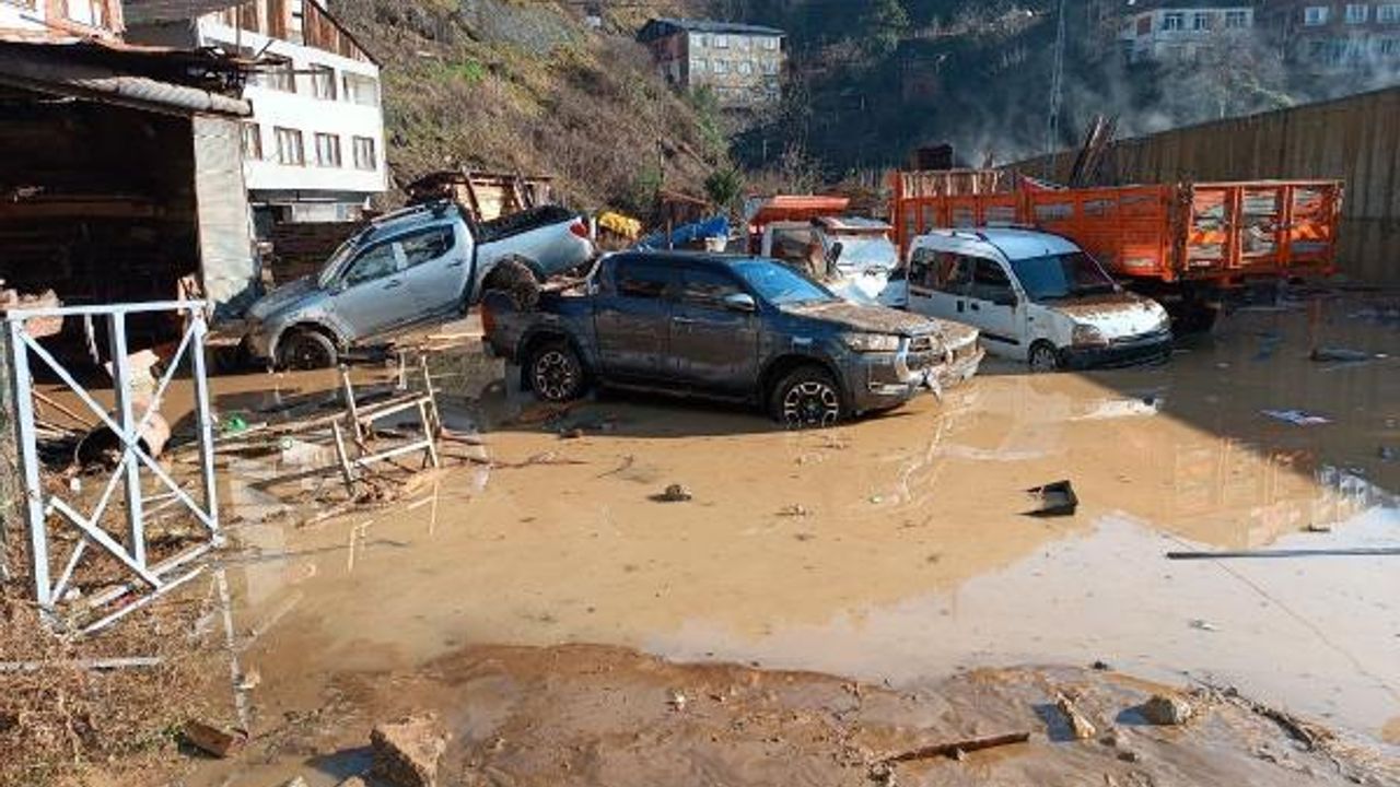 Vali Ünsal: Borçka’daki sel ve heyelan sonrası 21 konut tedbir amaçlı boşaltıldı