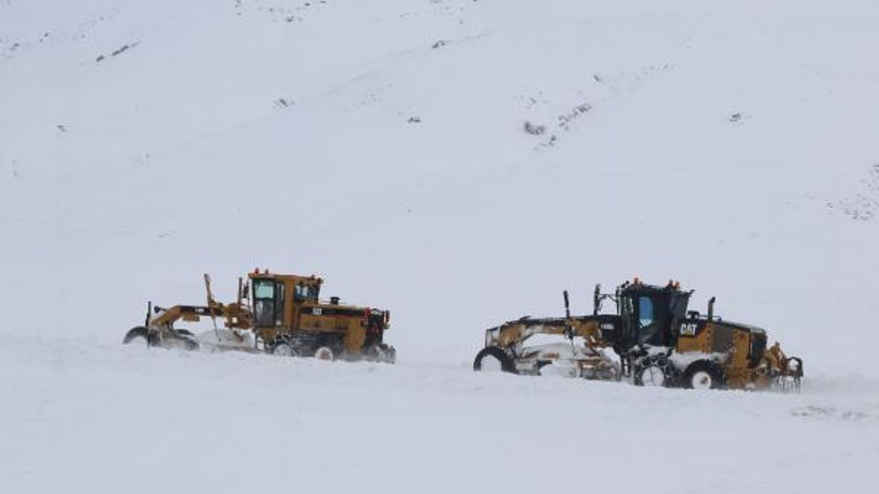 Van'ın 4 ilçesinde eğitime kar engeli; 199 yerleşim yeri ulaşıma kapalı
