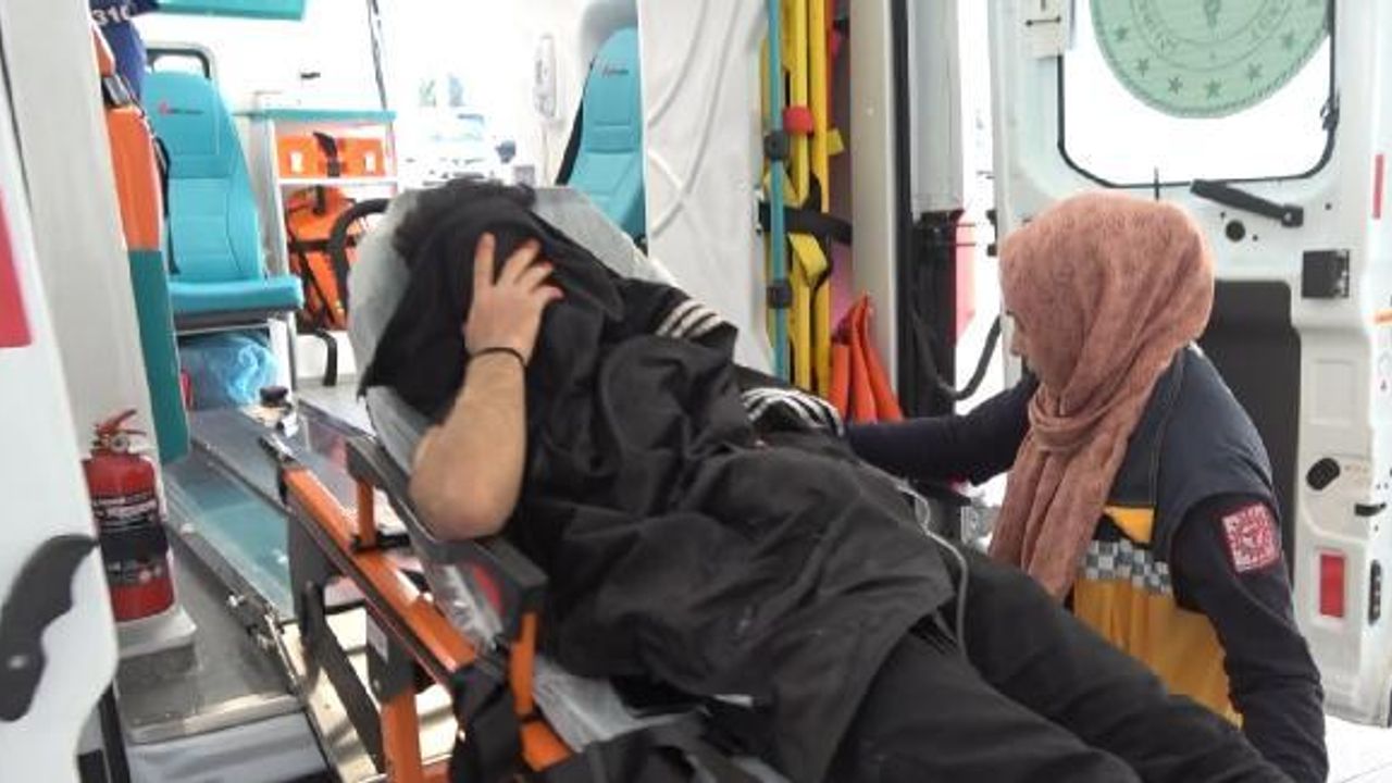 Yolda yürüyen 2 gence Afganistan uyruklu 6 kişiden bıçak ve kemerli saldırı: O anlar kamerada