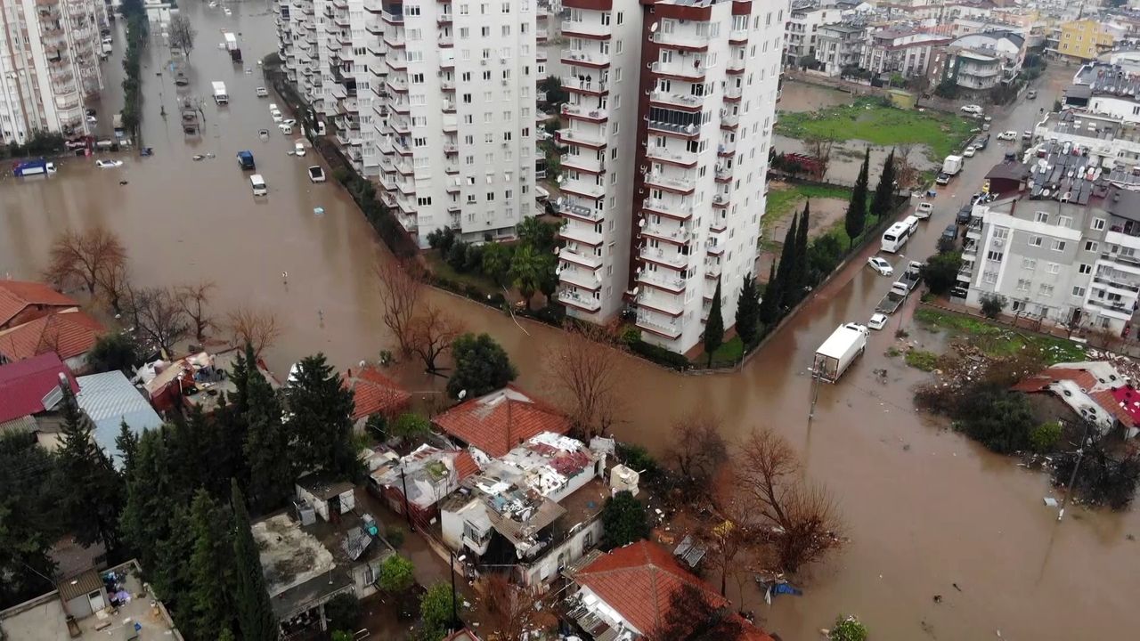 Antalya'da sel hayatı felç etti