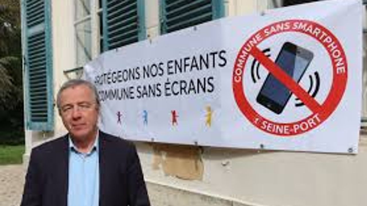 Fransa'da kamusal alanlarda telefon yasaklandı