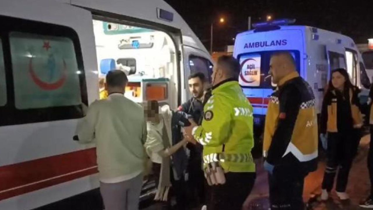 Bursa'da tur otobüsü aydınlatma direğine çarptı: 1'i ağır 10 turist yaralı