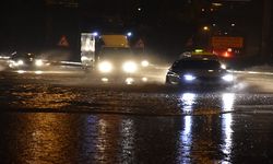 İzmir'de sağanak yağış kazalara neden oldu