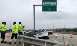 Refüje çarpan otomobile bariyer saplandı!