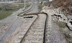 Deprem tren raylarını büktü!