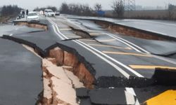 Depremde Hatay-Reyhanlı arasındaki yol çöktü