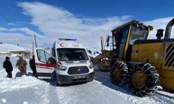 Yol kapandı ekipler yetişti: Kurtarma ekipleri köydeki hamile kadını hastaneye ulaştırdı