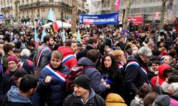 Halk yollara döküldü! Fransa'da Emeklilik Reform Planı protesto edildi