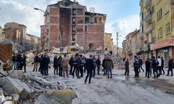 Malatya'da ağır hasarlı 5 katlı bina çöktü