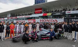 Super Formula pilotlarından; depremden etkilenen vatandaşları anmak için tören