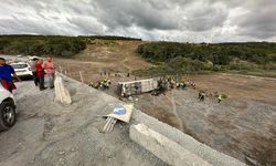 Son dakika! İstanbul'da havalimanı servis aracı devrildi, çok sayıda yaralı var