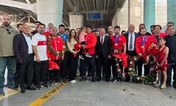 Dünya Şampiyonası’nda Türkiye’ye madalyalar ile dönen grekoromen güreşçilere başkentte coşkulu karşılama