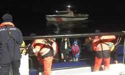 İzmir açıklarında Yunanistan’ın ölüme ittiği 50 düzensiz göçmen daha kurtarıldı