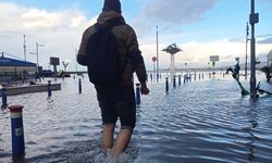 İzmir'de deniz suyu taştı: Sokaklar sular altında kaldı