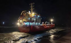 Yakıt taşıyan gemi karaya oturdu: Zeytinburnu açıklarındaki 11 kişilik mürettebat varagele yöntemiyle kurtarıldı!