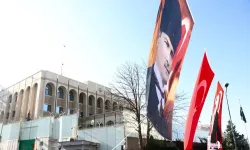 Mansur Yavaş, Suudi Arabistan büyükelçiliğinin önünü Atatürk posterleri doldurttu