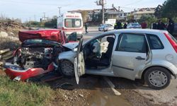 Balıkesir'de iki otomobil çarpıştı: 8 yaralı